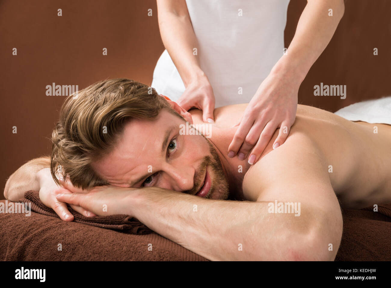 Porträt eines jungen Mannes, die Rückenmassage auf ein Beauty Spa Stockfoto
