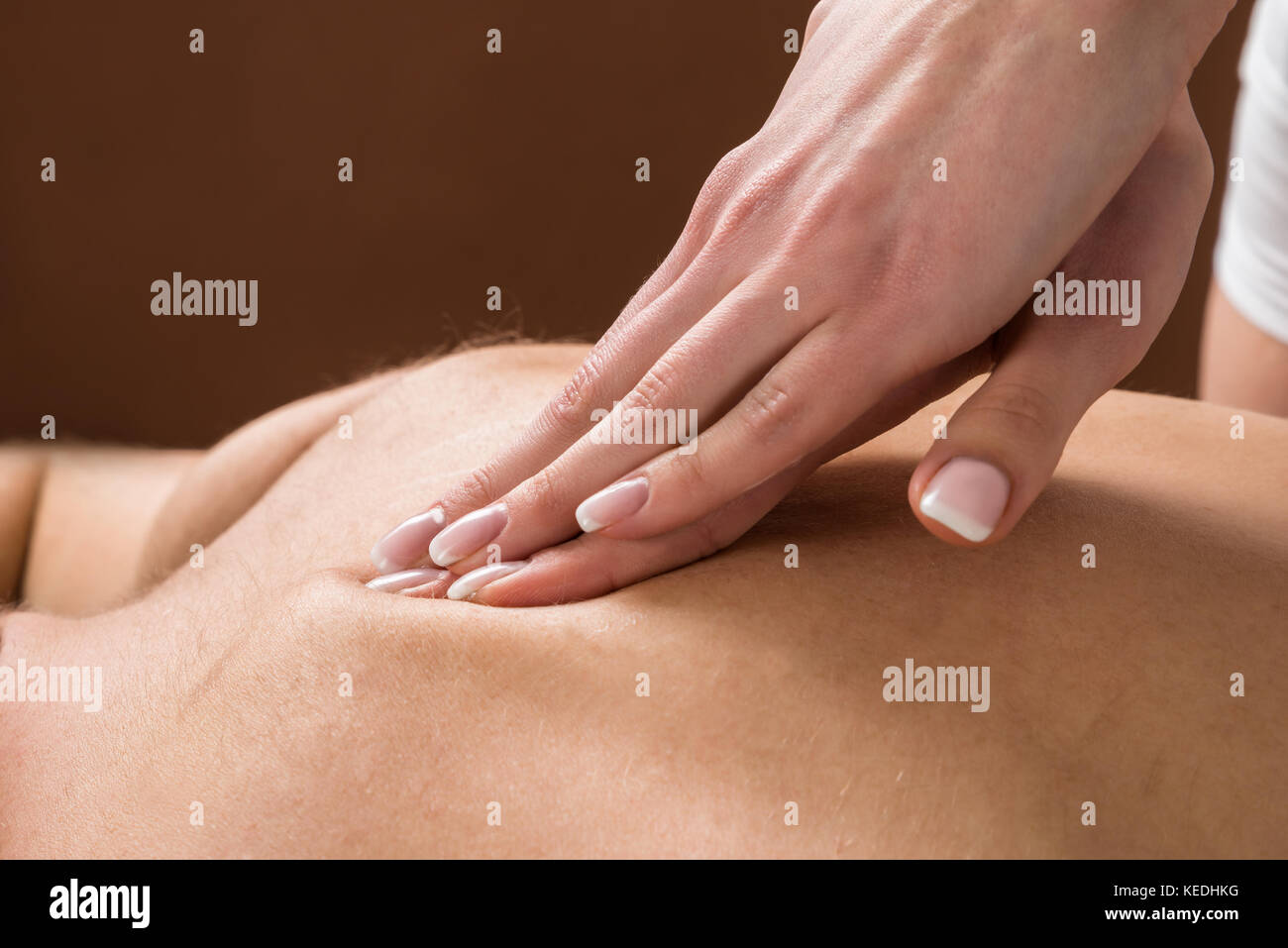 Close-up des jungen Mannes empfangen Rückenmassage auf ein Beauty Spa Stockfoto