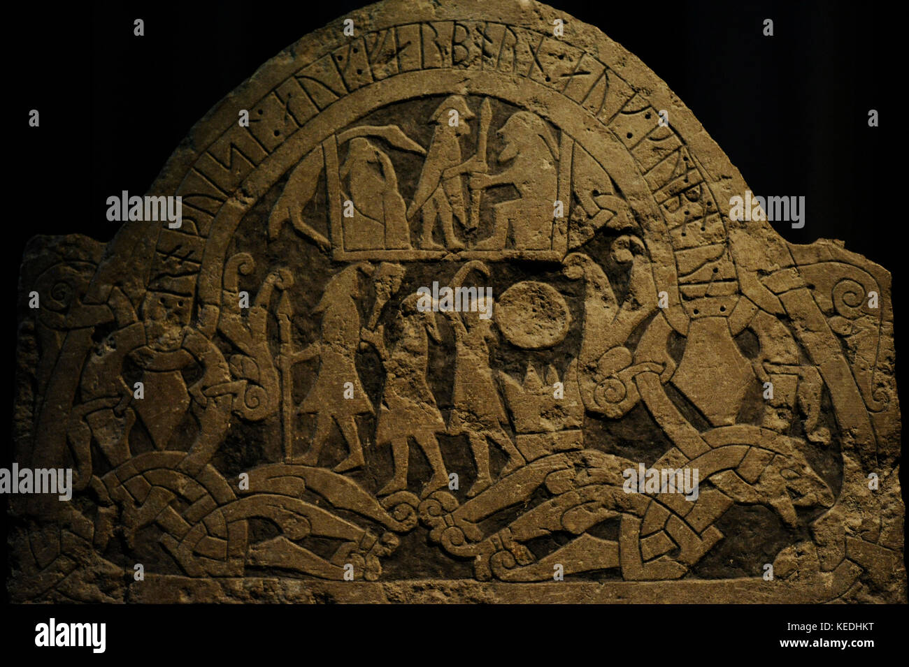 Stein mit der Darstellung der Götter, Odin, Thor und Frey an der Unterseite eingraviert. oben ein Opfer gezeigt wird zu Odin. ein Mann, der einen Speer in eine sitzende Figur. von sanda, Gotland Insel. Als Teil eines Sarg verwendet. schwedische Geschichte Museum Stockholm, Schweden. Stockfoto