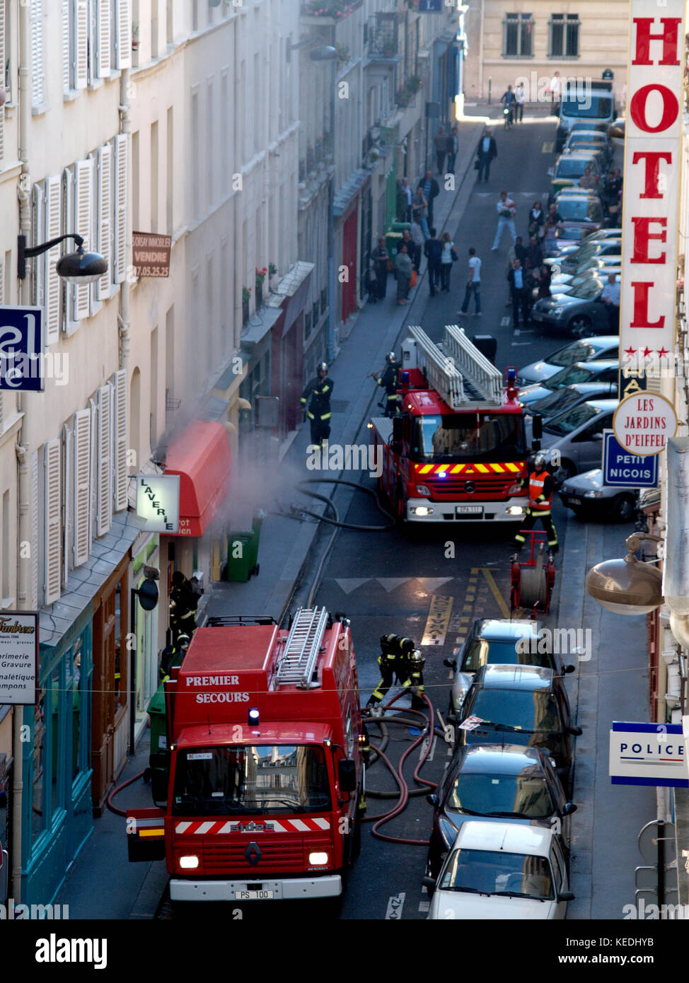 PARIS FEUERWEHR IN AKTION - PARIS - PARIS SAPEURS POMPIERS FEUER URGENCE SERVICE - FEUERWEHRMANN IN AKTION PARIS FRANKREICH © Frédéric BEAUMONT Stockfoto