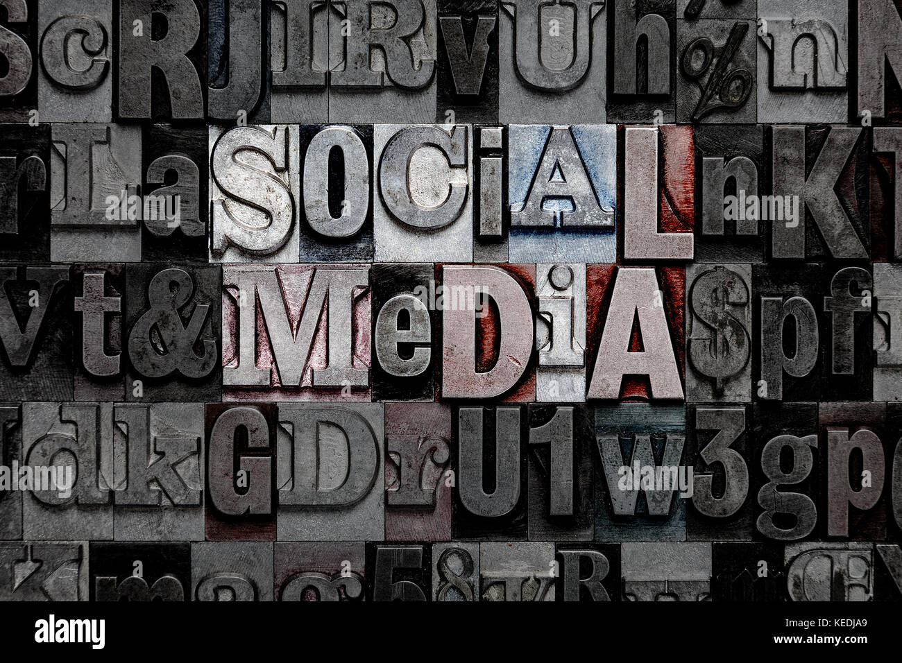 Die Worte social media aus alten Metall buchdruck Buchstaben Stockfoto