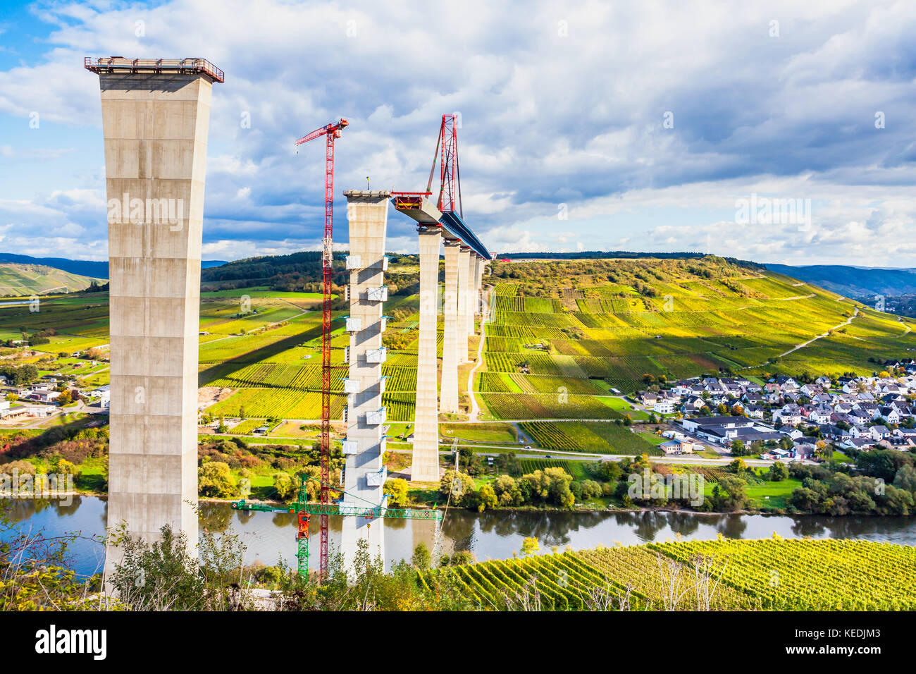 Mosel Vineyads Landschaft und Hochmoselbruecke unter constraction Deutschland Stockfoto