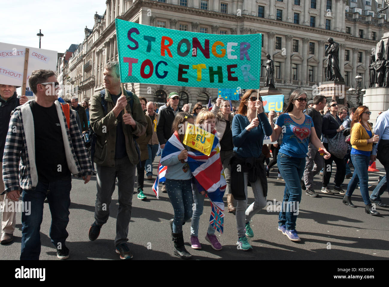 Demonstranten, die EU-Unterstützung bleiben mit den großen, bunten Banner verstärkte zusammen." Stockfoto