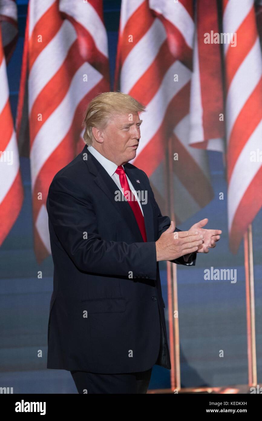 Gop Präsidentschaftskandidaten Donald Trump betritt die Bühne der Partei zur Benennung des Präsidenten am letzten Tag der Republican National Convention Juli 21, 2016 in Cleveland, Ohio zu akzeptieren. Stockfoto