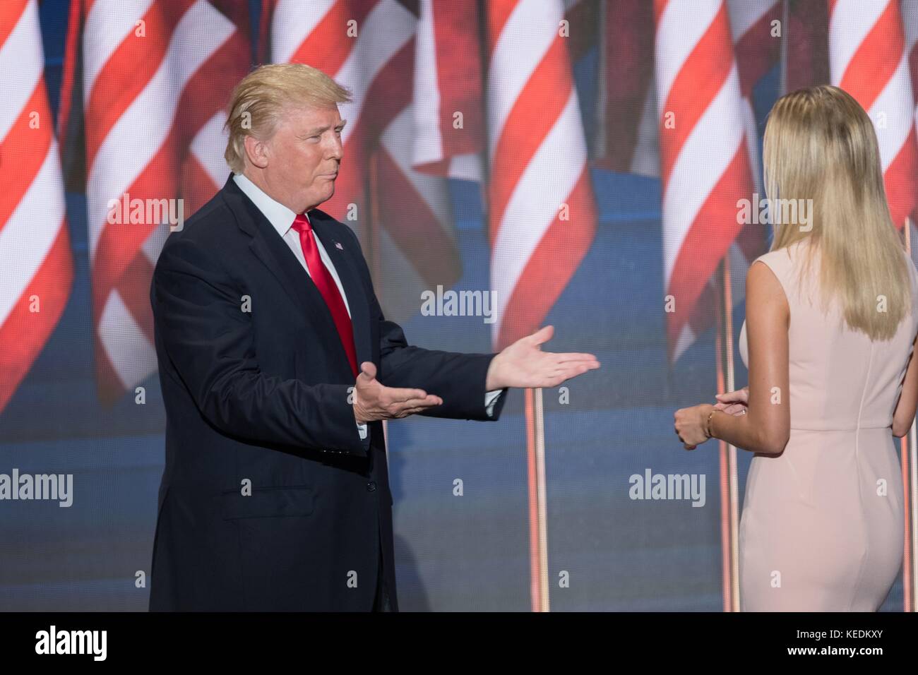 Gop Präsidentschaftskandidaten Donald Trump erreicht die seiner Tochter Ivanka Trump zu umarmen, als er die Bühne betritt die Partei zur Benennung des Präsidenten am letzten Tag der Republican National Convention Juli 21, 2016 in Cleveland, Ohio zu akzeptieren. Stockfoto