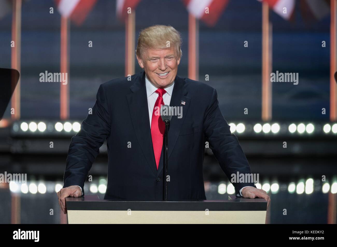 Gop Präsidentschaftskandidaten Donald Trump Lächeln, als er die Partei zur Benennung des Präsidenten am letzten Tag der Republican National Convention Juli 21, 2016 in Cleveland, Ohio akzeptiert. Stockfoto