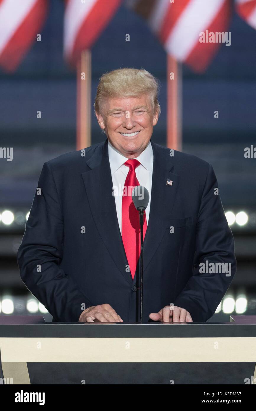 Gop Präsidentschaftskandidaten Donald Trump Lächeln, als er die Partei zur Benennung des Präsidenten am letzten Tag der Republican National Convention Juli 21, 2016 in Cleveland, Ohio akzeptiert. Stockfoto