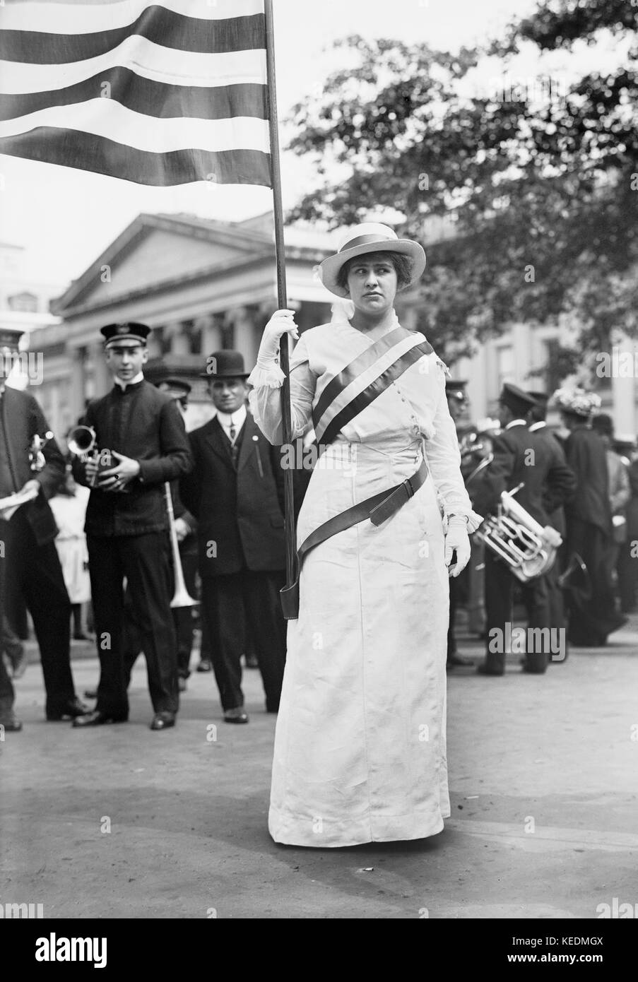 Helen Hitchcock, Woman Suffragette, Holding American Flag, Suffrage Parade, Washington DC, USA, Harris & Ewing, Mai 1914 Stockfoto