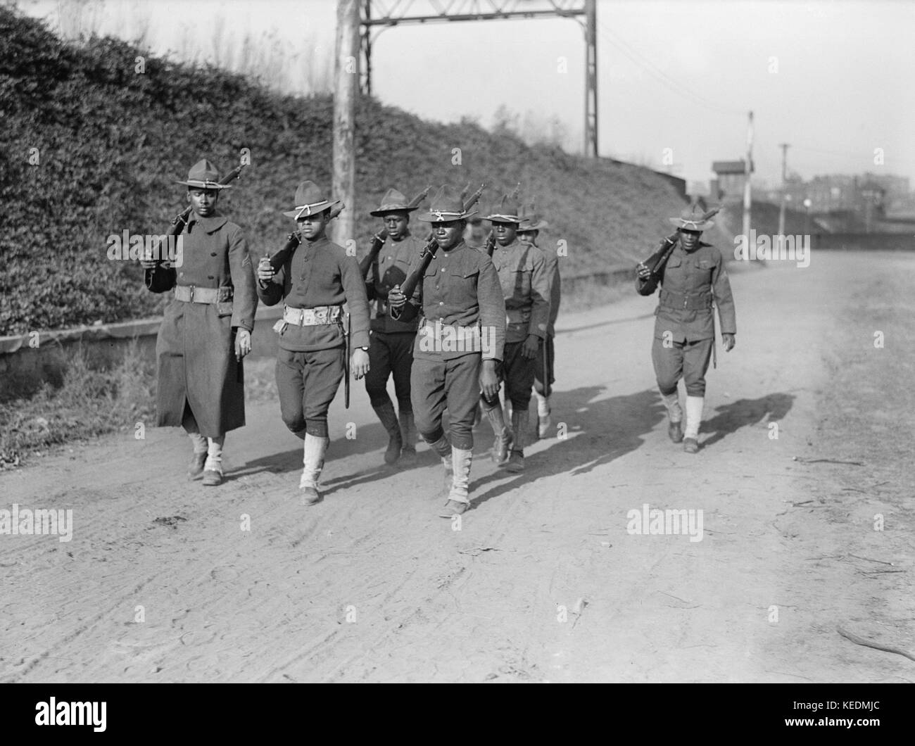 Gruppe afroamerikanischer Armeesoldaten, die in Formation marschiert, Harris & Ewing, 1917 Stockfoto