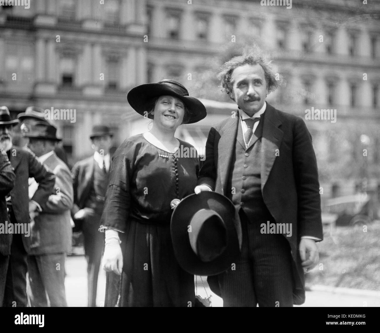 Albert Einstein mit seiner Frau Elsa, Staat, Krieg und navy Gebäude im Hintergrund, Washington DC, USA, Harris & Ewing, 1921 Stockfoto