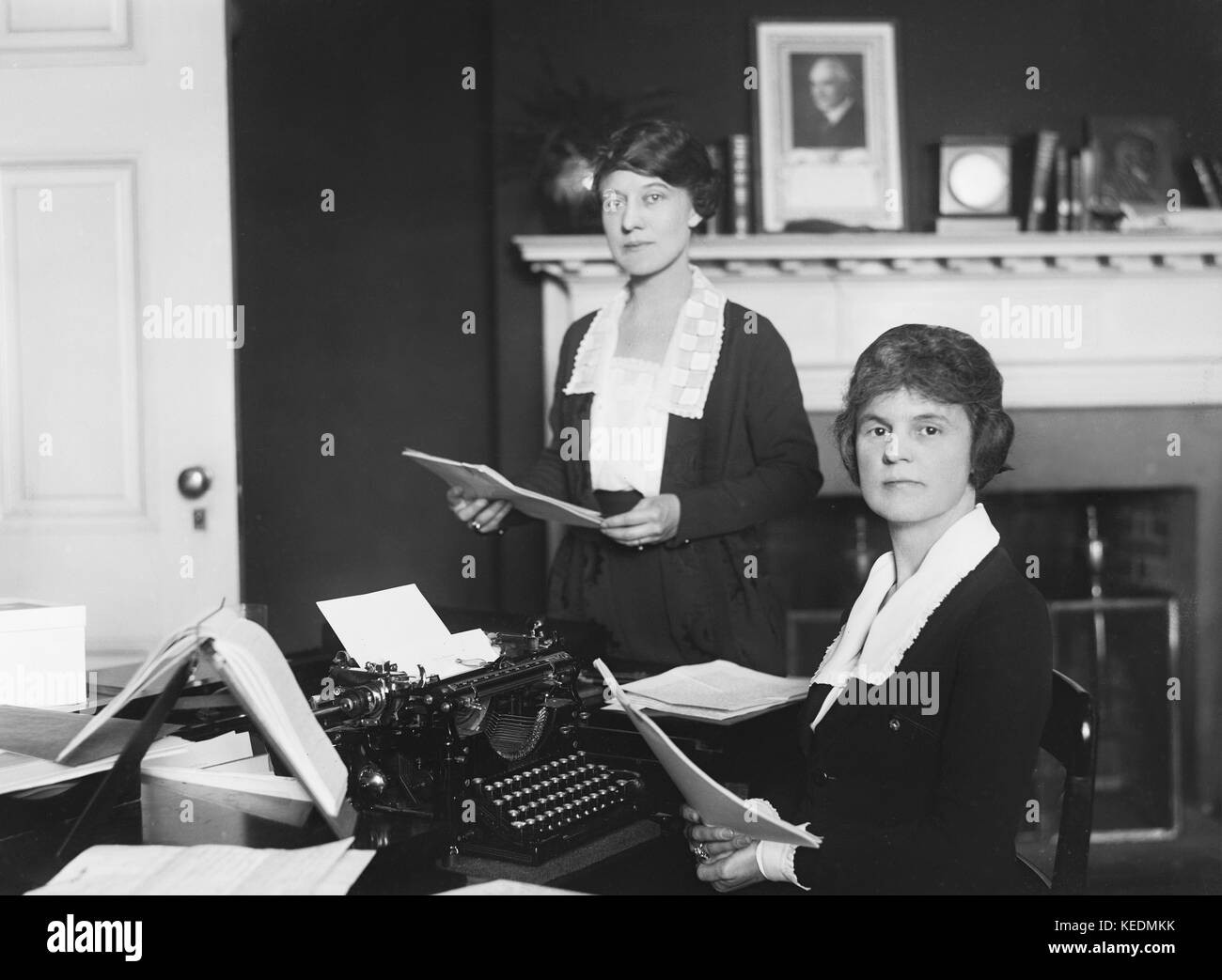 Zwei weibliche Büroangestellte, Washington DC, USA, Harris & Ewing, 1921 Stockfoto