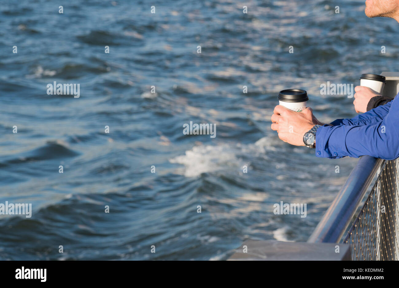 Genießen Kaffee am Morgen draußen am Meer Stockfoto