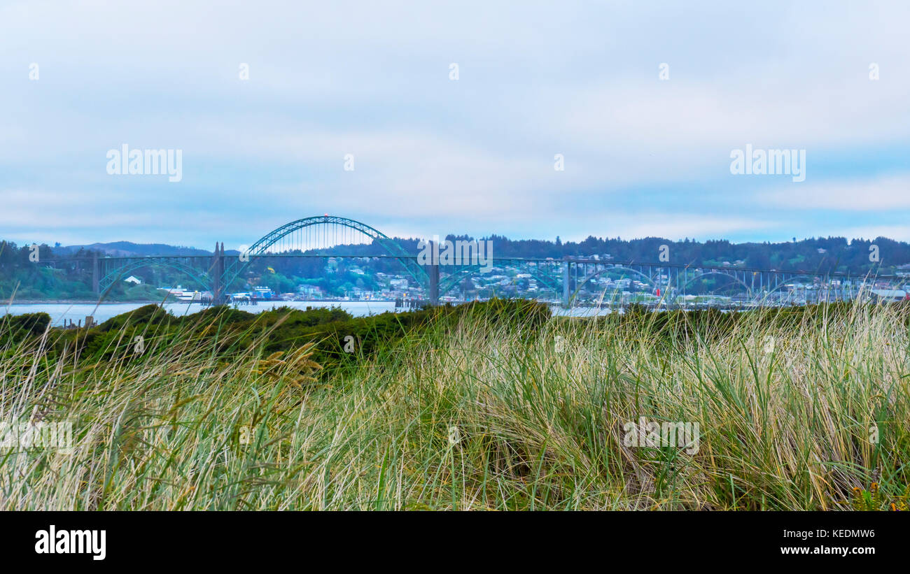 Yaquina Bay Bridge von der South Beach, U.S. Highway 101, Pacific Coast Scenic Byway, in der Nähe von Newport, Oregon. Oregon Central Coast, Strände, Buchten, BA Stockfoto