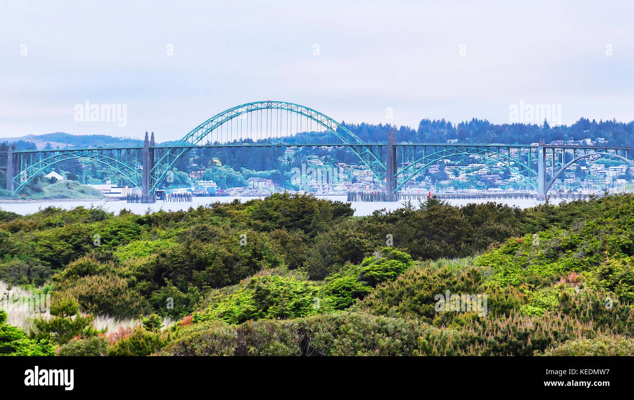 Yaquina Bay Bridge von der South Beach, U.S. Highway 101, Pacific Coast Scenic Byway, in der Nähe von Newport, Oregon. Oregon Central Coast, Strände, Buchten, BA Stockfoto