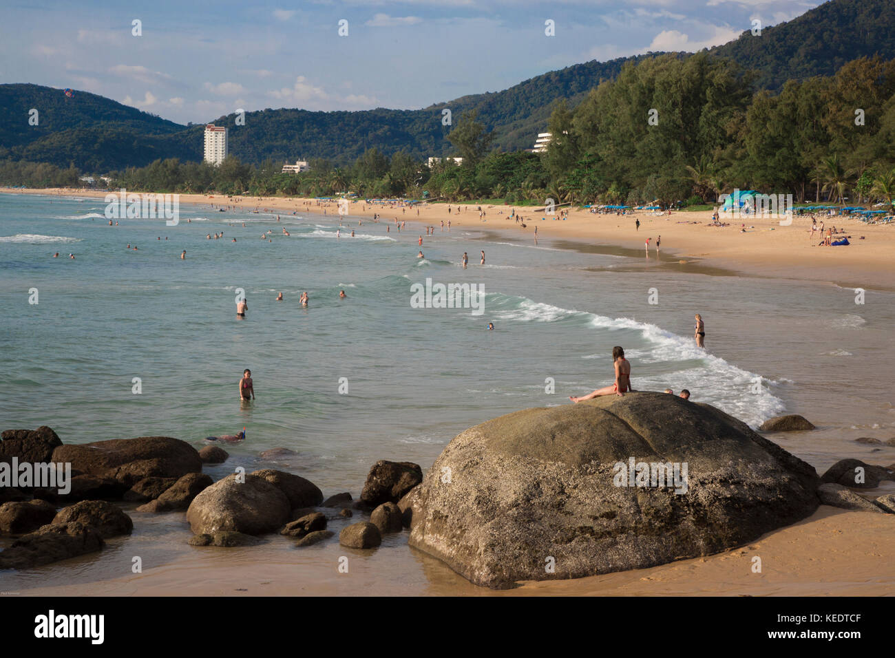 Touristen Schwimmen und Entspannen am Karon Beach, Phuket, Thailand Stockfoto