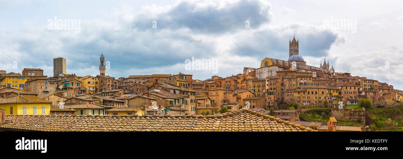 Panorama Aussicht auf die Skyline der Stadt Siena in der Toskana, Italien. Stockfoto