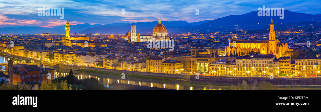 Panoramablick auf Florenz City Skyline bei Nacht in der Toskana, Italien. Stockfoto