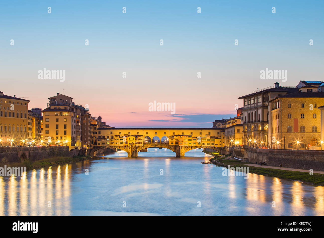 Ponte Vecchio in der Nacht in Florenz, Toskana, Italien. Stockfoto