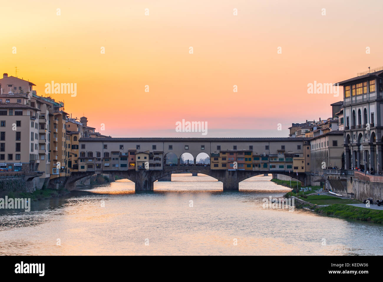 Sonnenuntergang an der Alten Brücke Ponte Vecchio in Florenz, Toskana, Italien. Stockfoto