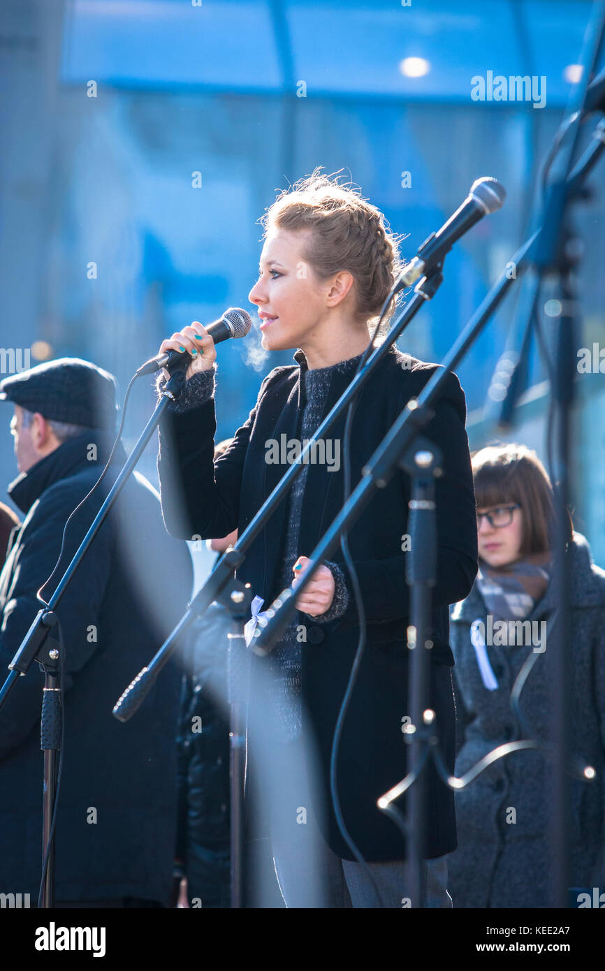 Russische TV-Berühmtheit und Oppositionspolitiker ksenia sobchak in einer Rede auf einer Kundgebung in der Innenstadt von Moskau 2012. sobchak hat angekündigt, sie will in die 2018 russischen Präsidentschaftswahlen zu konkurrieren. Ihr Vater war der ehemalige Bürgermeister von St. Petersburg in den 1990er Jahren, als der derzeitige Präsident Wladimir Putin war sein Stellvertreter. Stockfoto