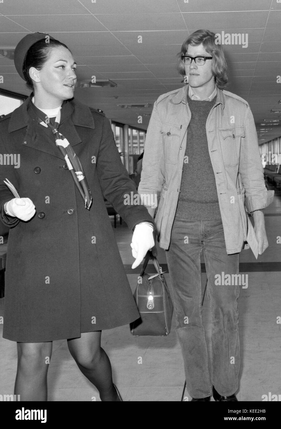 Der zwanzigjährige Mark Douglas-Home, Neffe des Außenministers, bei der Ankunft am Flughafen Heathrow aus Südafrika, wo er den Befehl erhielt, zu gehen. Er war Redakteur der damaligen Anti-Apartheid-Studentenzeitung Wits Student, die eine Karikatur trug, die von der südafrikanischen Regierung als abwertend für ihren Premierminister angesehen wurde. Stockfoto
