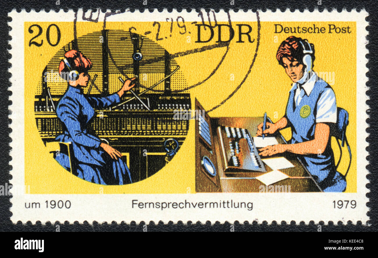 Eine Briefmarke in der ddr zeigt Telefonie gedruckt, ab Serie Postgeschichte von Deutschland, ca. 1979 Stockfoto