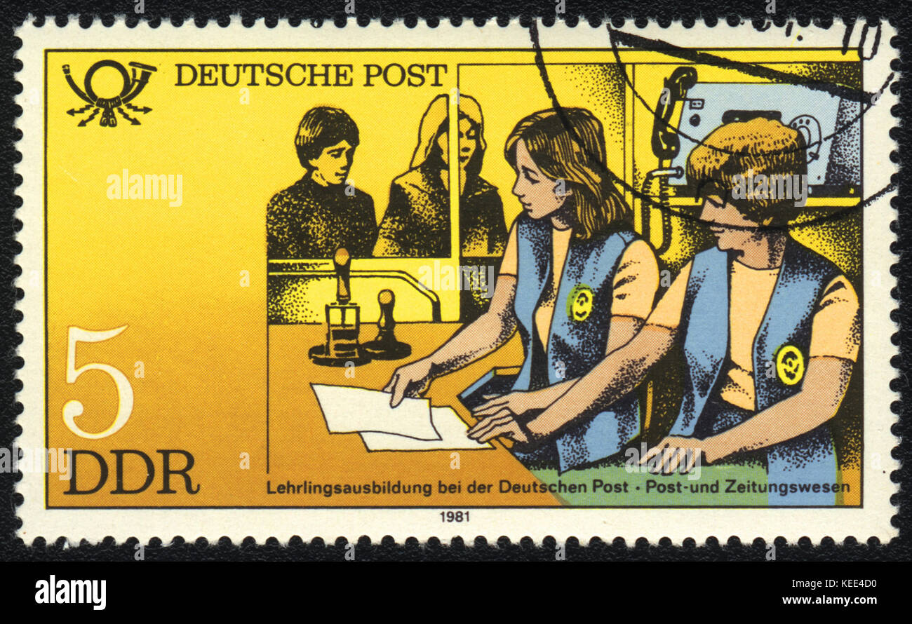 Eine Briefmarke in der ddr zeigt, Schulung von Personal zu c Mailings arbeiten, ab Serie Postgeschichte von Deutschland bedruckt, ca. 1981 Stockfoto