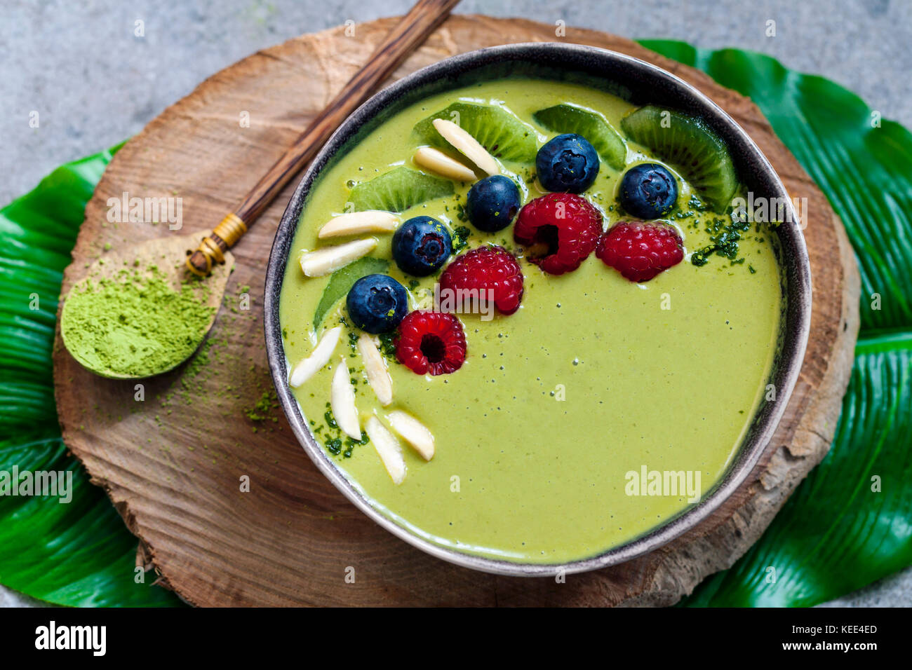 Green Matcha Smoothie mit Blaubeeren, Himbeeren und Kiwi Stockfoto