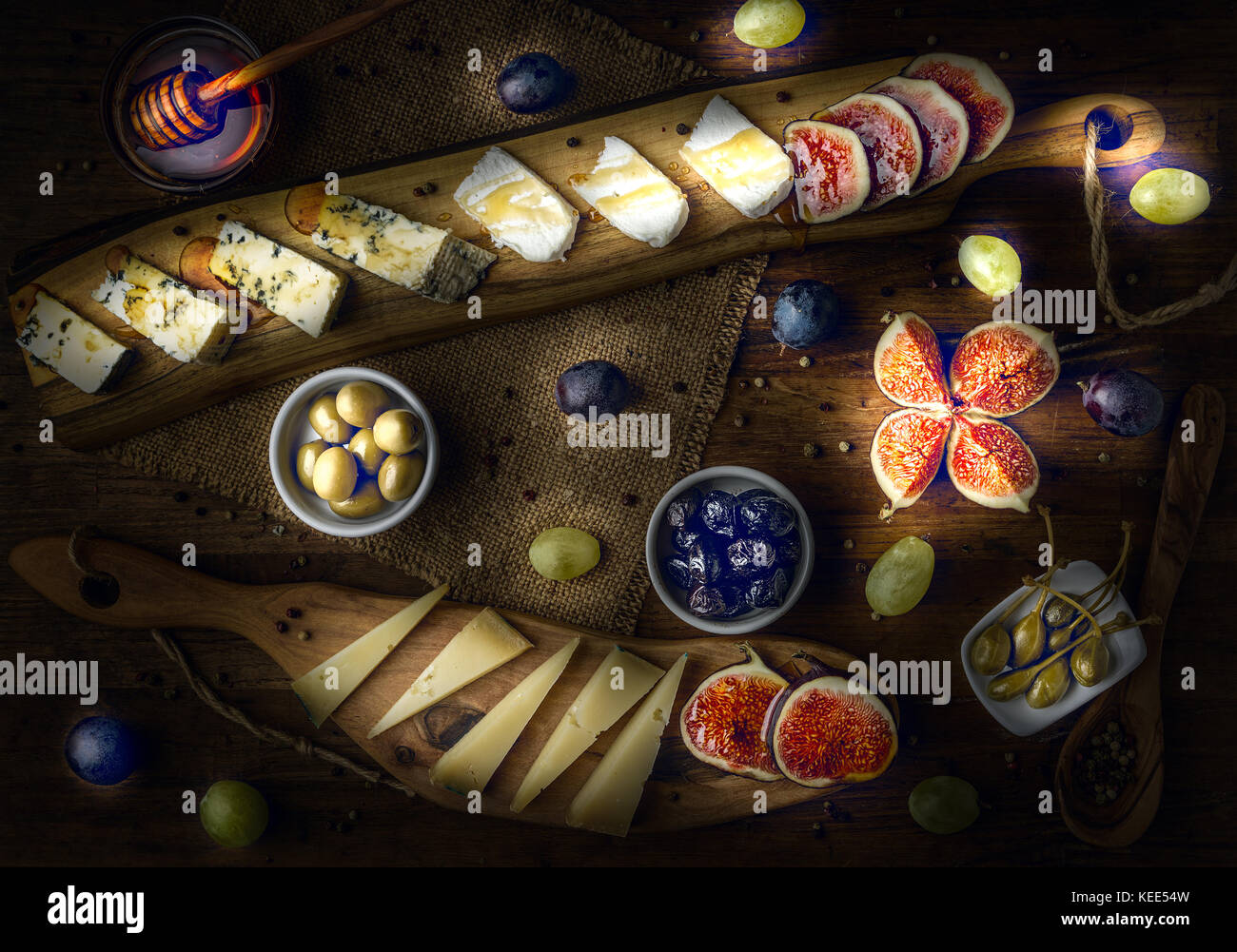 Platter der italienischen Käse mit Feigen, Oliven, Trauben und honig farbenen ightpainted Stockfoto