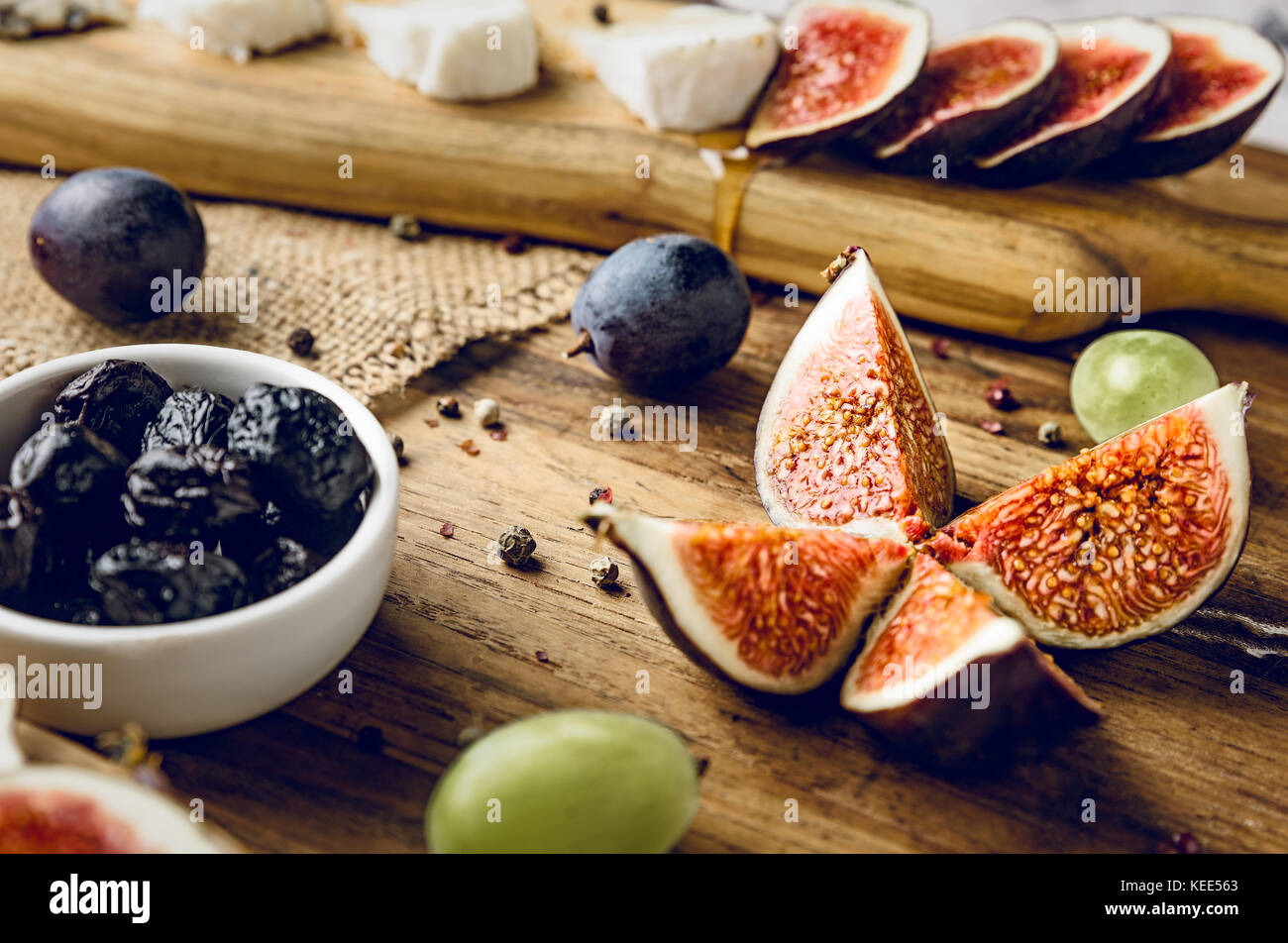Platter der italienischen Käse mit Feigen, Oliven, Trauben und honig farbenen Stockfoto