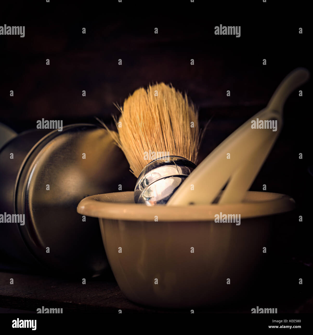 Friseur Zubehör mit Rasiermesserscharfen, Seife und Bürste rechtwinklig geschnitten und geformt Stockfoto