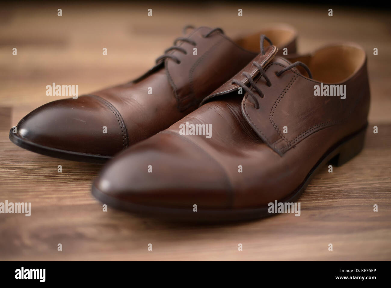 Elegante, braunem Leder männlichen Schuhe auf braunem Holz- Tabelle einstellen Stockfoto