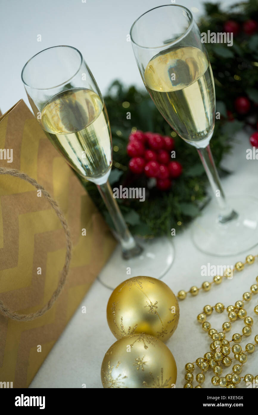 Close-up Champagner Flöte und Weihnachten Dekoration vor weißem Hintergrund Stockfoto