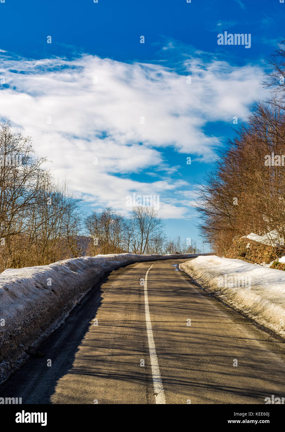 Asphalt Mountain Road im Winter. schönen sonnigen Tag Stockfoto