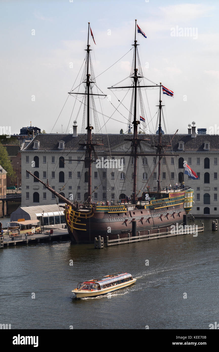 Das Replikat des aus dem 18. Jahrhundert cargo Schiff der Niederländischen Ostindien-Kompanie, der Vertrag von Amsterdam vor dem National Maritime Museum in Amsterdam nethe Stockfoto
