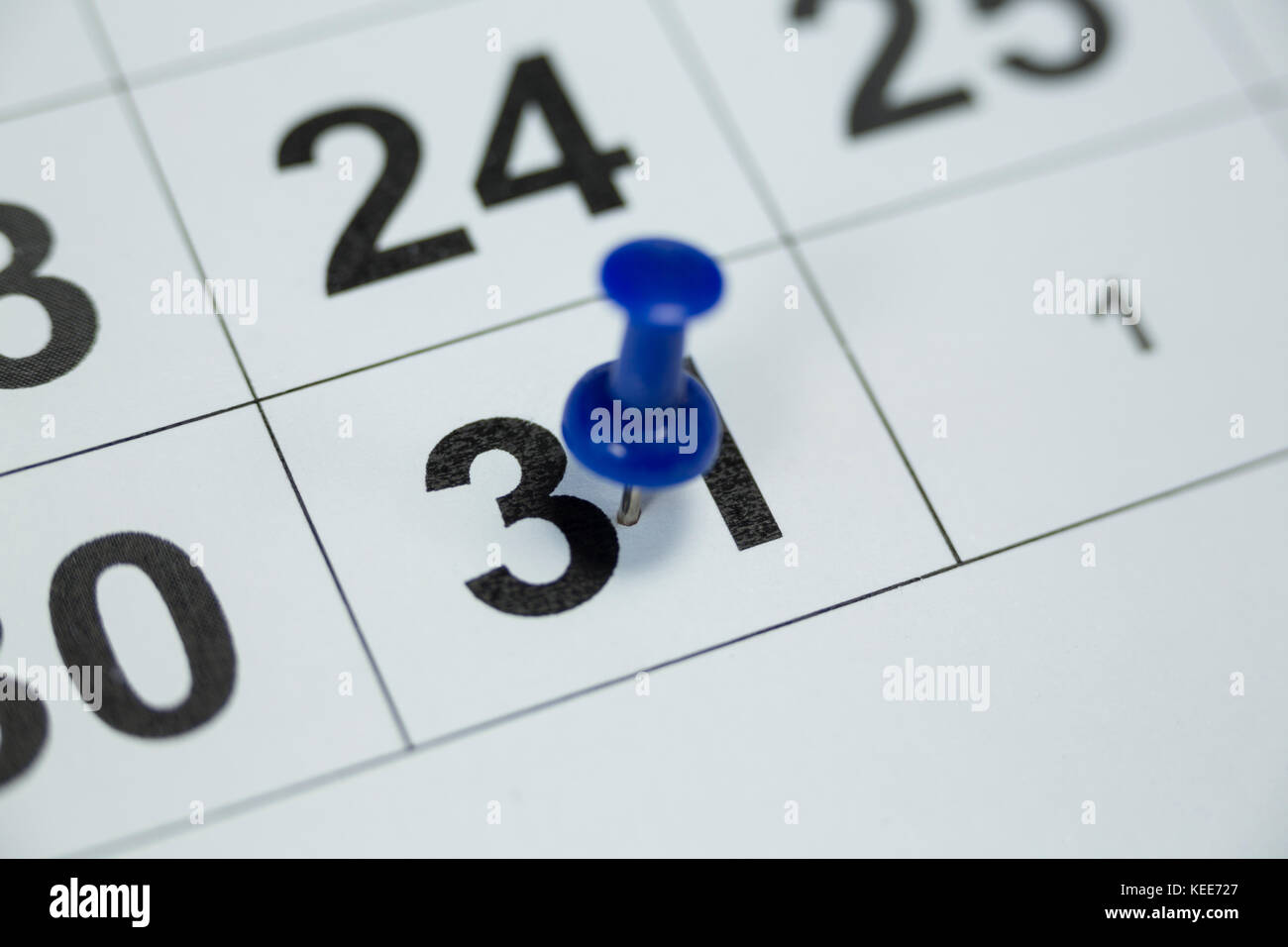 In der Nähe von Blue pin Push an Tag 31 am Ende des Monats auf weißem Kalender Stockfoto