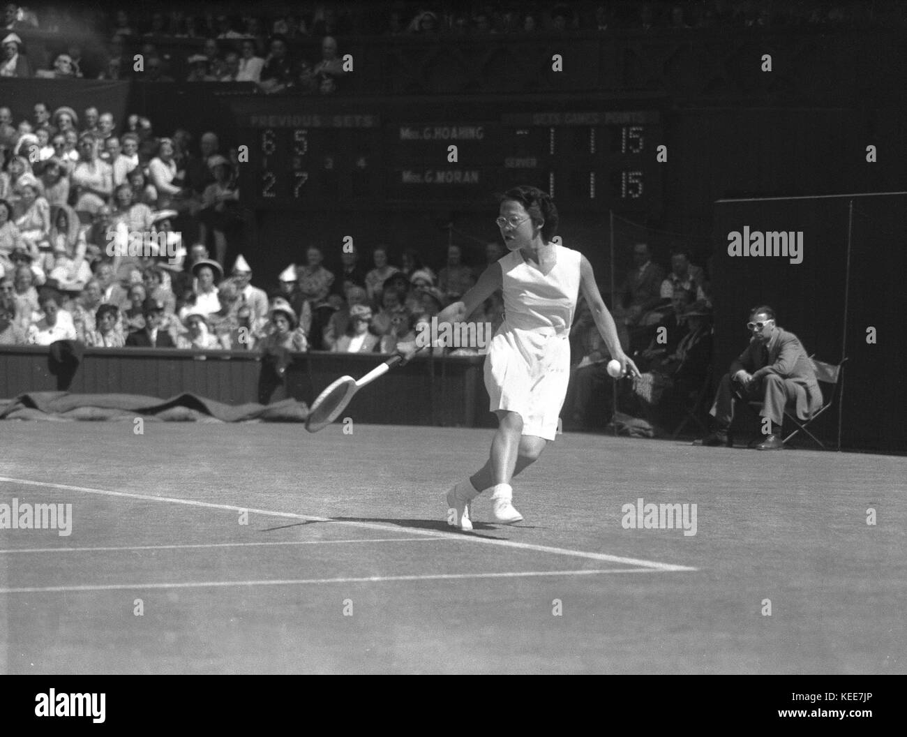 Wimbledon Tennis Championships 1949 "kleines Juwel Juwel Hoahing versus "Gorgeous" gussie Moran. 4 ft 9" tall Kleinod gewinnt Ihr Spiel 6-2, 5-7, 6-3 gegen Herrliche Gussie - wer berühmt für das Tragen der ersten frilly knickers und kurzes Kleid, entworfen von Teddy Tinling, in Ihrer vorherigen Match war. Foto von Tony Henshaw *** Local Caption *** Von der 100-Original Negativ. Stockfoto
