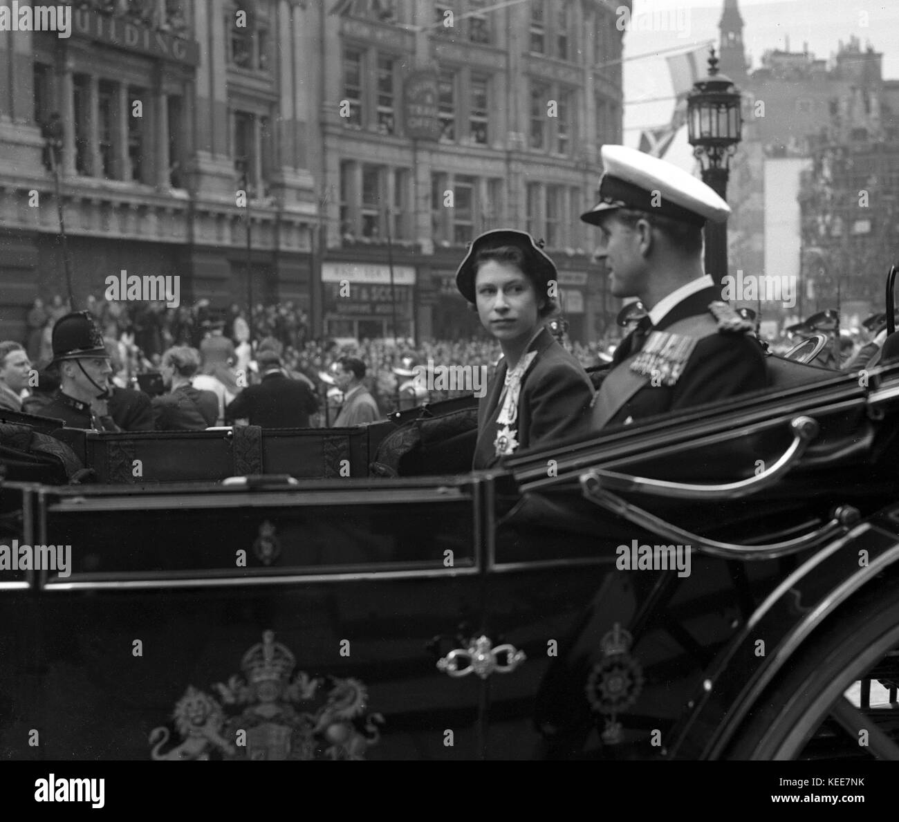 Eine atemberaubende candid Moment eingefangen von Prinzessin Elizabeth - zuletzt Queen Elizabeth II und Prinz Philip, Herzog von Edinburgh, in einer offenen Kutsche überstiegen. c 1948 Foto von Tony Henshaw von der Glasplatte negativ von der 100-prozentigen Original Negativ. Stockfoto