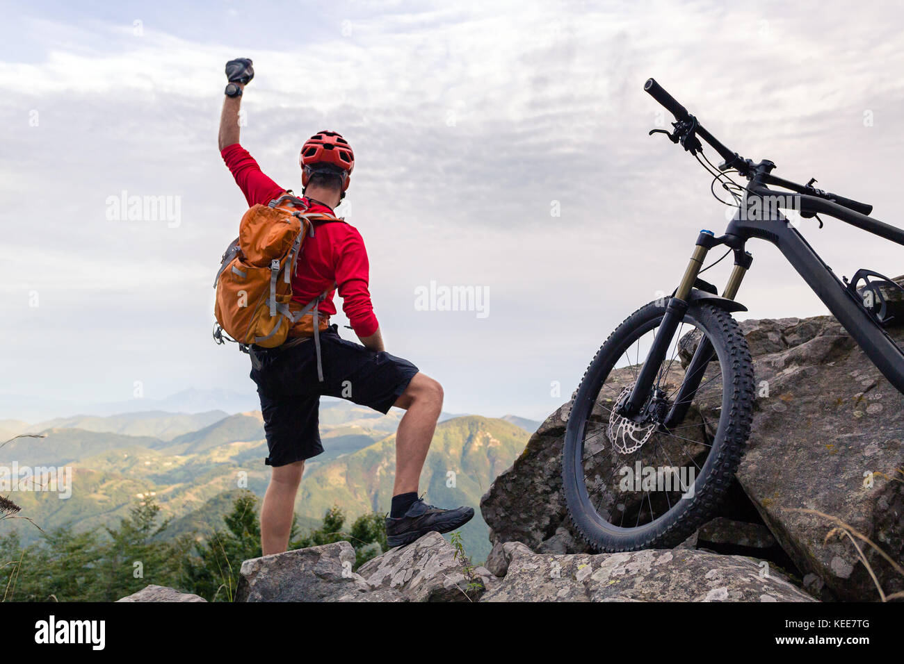 Biker Erfolg in Aussicht suchen, Bike Trail im Herbst die Berge. Erfolgreiche happy Rider auf Felsen. Sport Abenteuer, Motivation und inspi Stockfoto