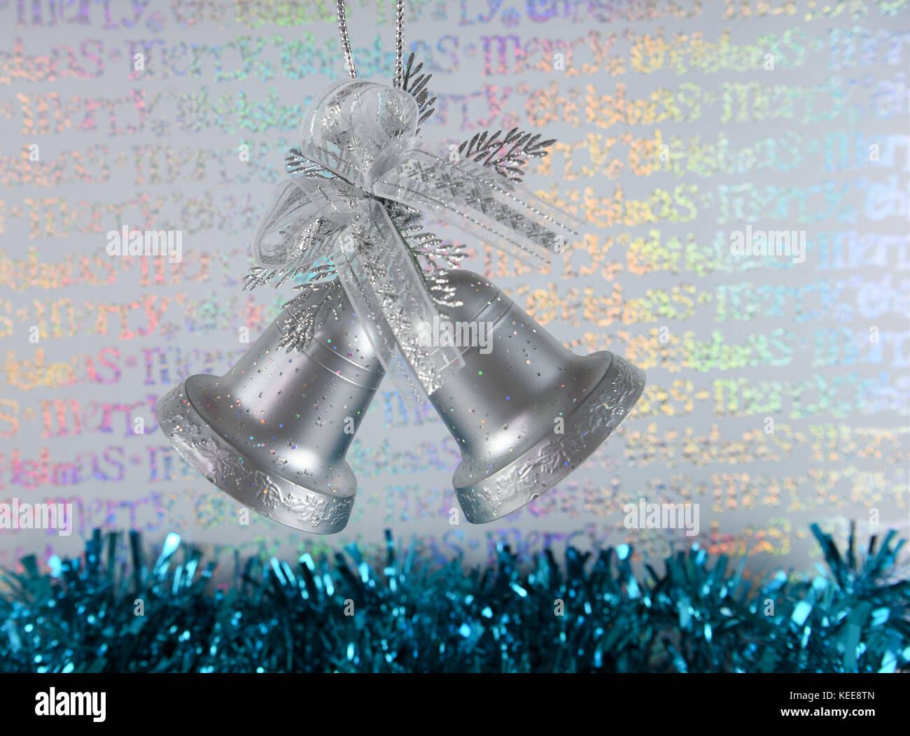 Bunte Weihnachten fotografie Bild aufhängen Christbaumschmuck aus Silber Farbe Glocken Spitze Bow mit Weihnachten Geschenkpapier Hintergrund Stockfoto