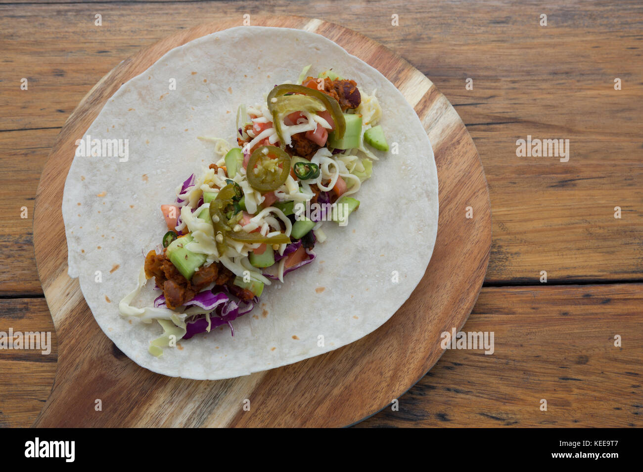 Mexikanischen taco auf Holz- Fach auf Tisch Stockfoto