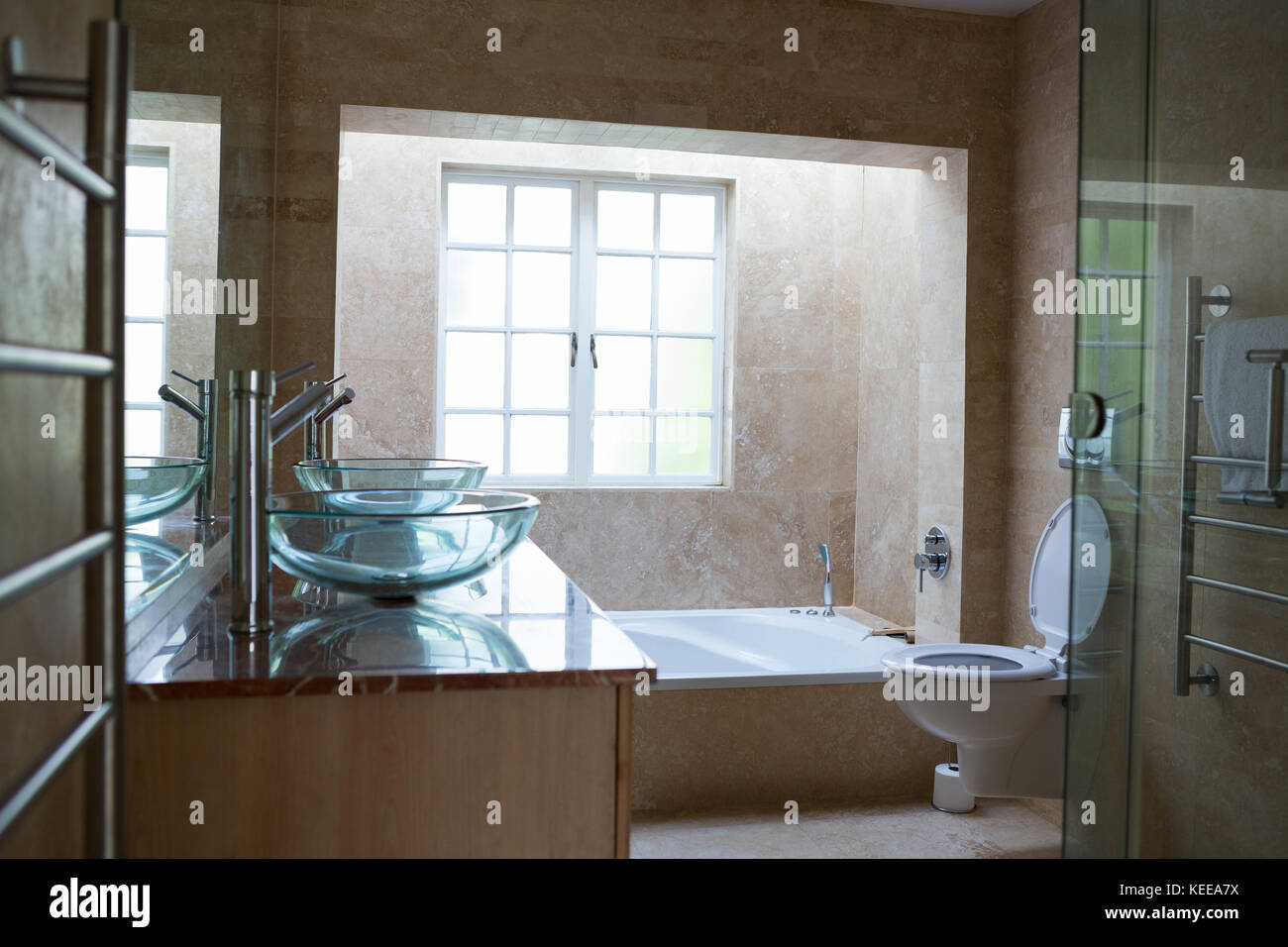 Schönes großes Badezimmer in Luxury Home Stockfoto