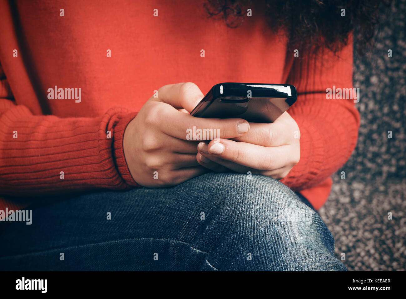 In der Nähe der weiblichen Händen mit Smartphone Stockfoto