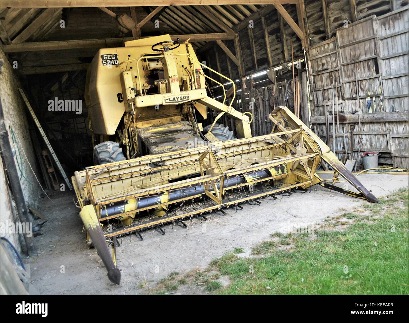 Alte offene Kabine gelb New Holland Mähdrescher Erntegut auf einem englischen Farm in 2017 Stockfoto