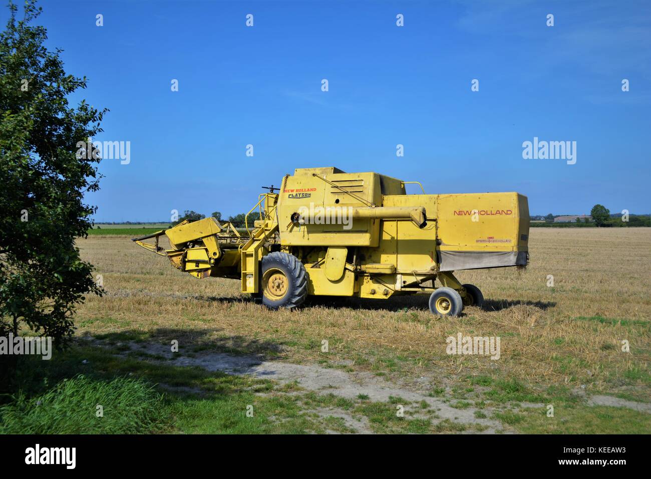 Alte offene Kabine gelb New Holland Mähdrescher Erntegut auf einem englischen Farm in 2017 Stockfoto