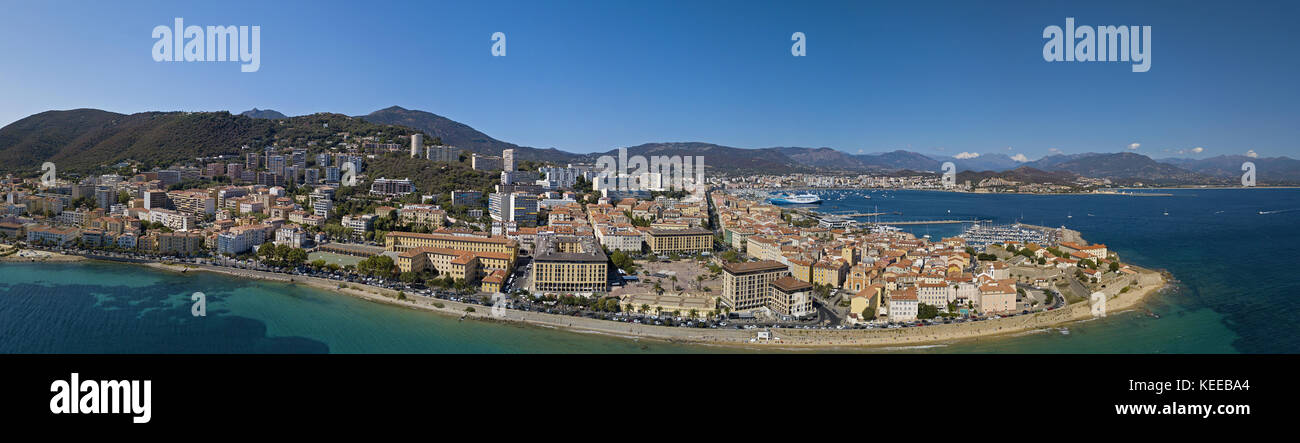 Luftaufnahme von Ajaccio, Korsika, Frankreich. Stadtzentrum vom Meer aus gesehen Stockfoto