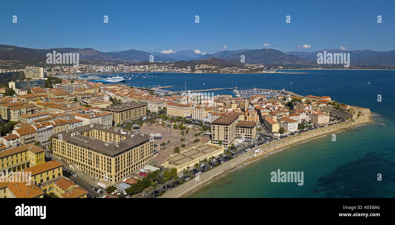 Luftaufnahme von Ajaccio, Korsika, Frankreich. Das Hafengebiet und das Stadtzentrum vom Meer aus gesehen. Hafen Boote und Häuser Stockfoto