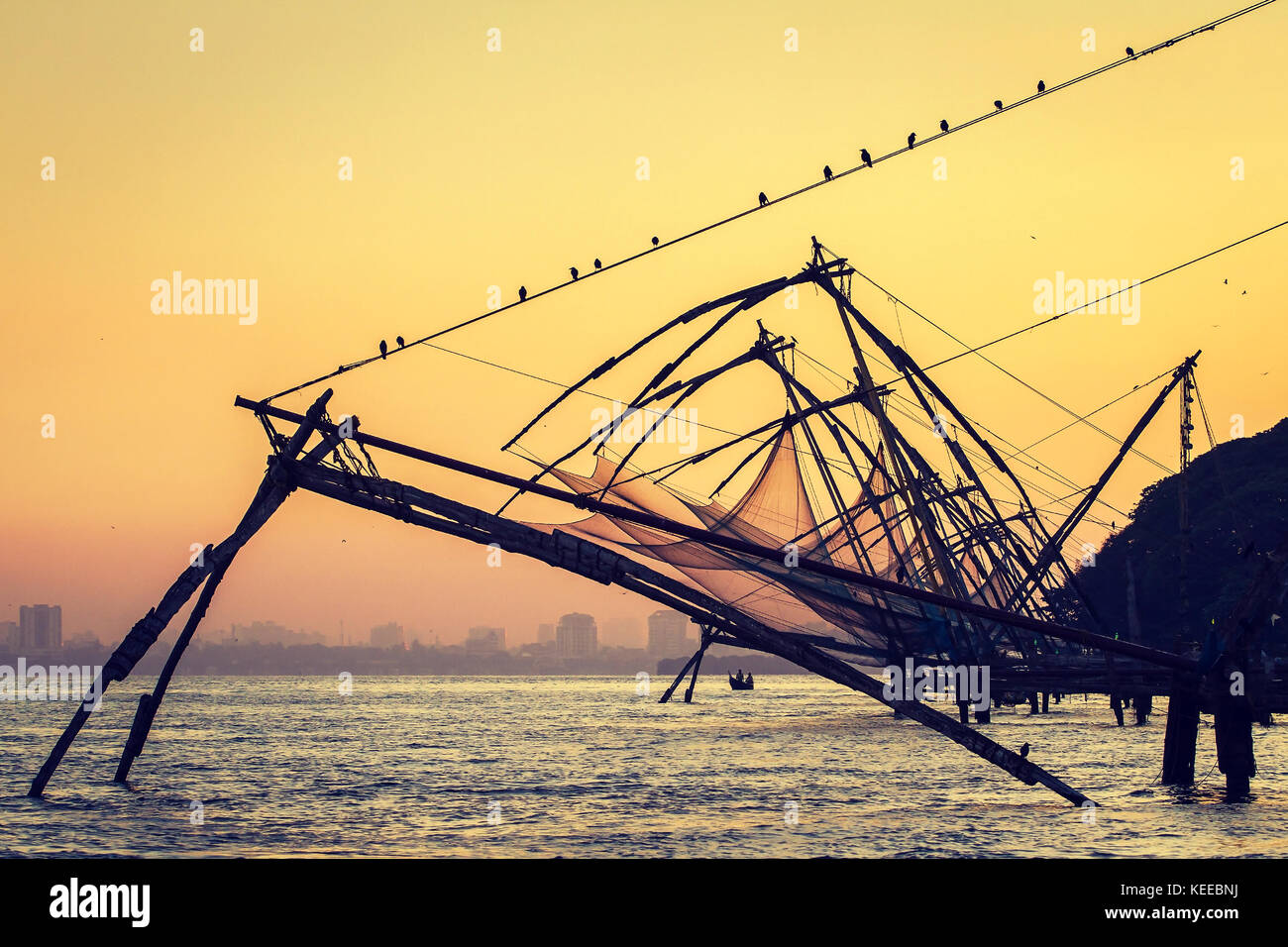 Chinesische Fischernetz bei Sonnenaufgang in Fort Cochin (Kochi), Kerala, Indien Stockfoto