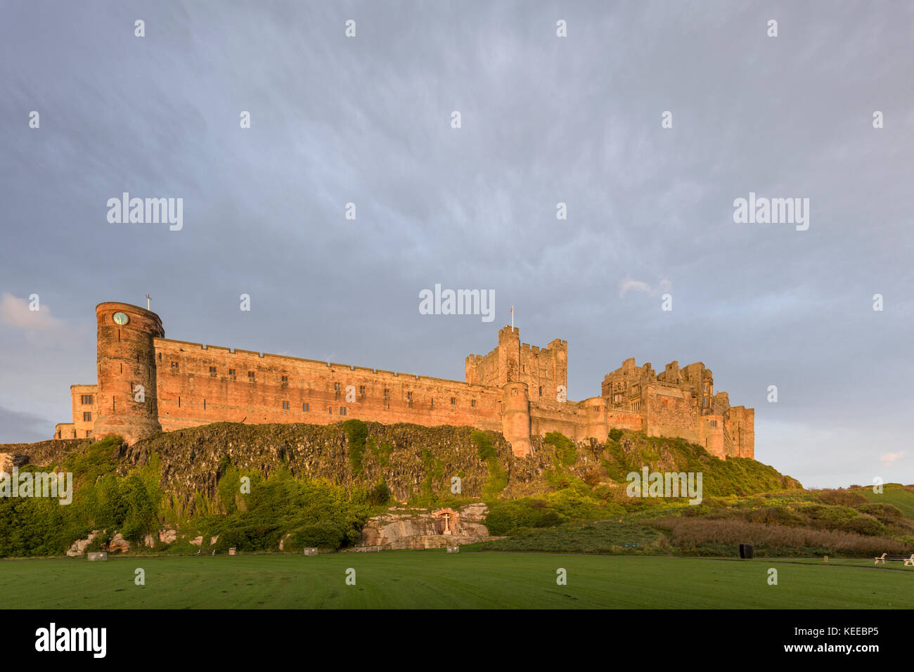 Abendlicht über Bamburgh Castle, Bamburgh, Northumberland, England, UK Stockfoto