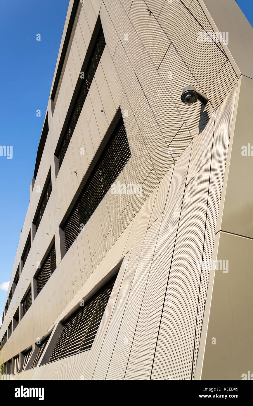 Moderne Sicherheit Kamera an der Wand befestigt mit Windows im Hintergrund Stockfoto